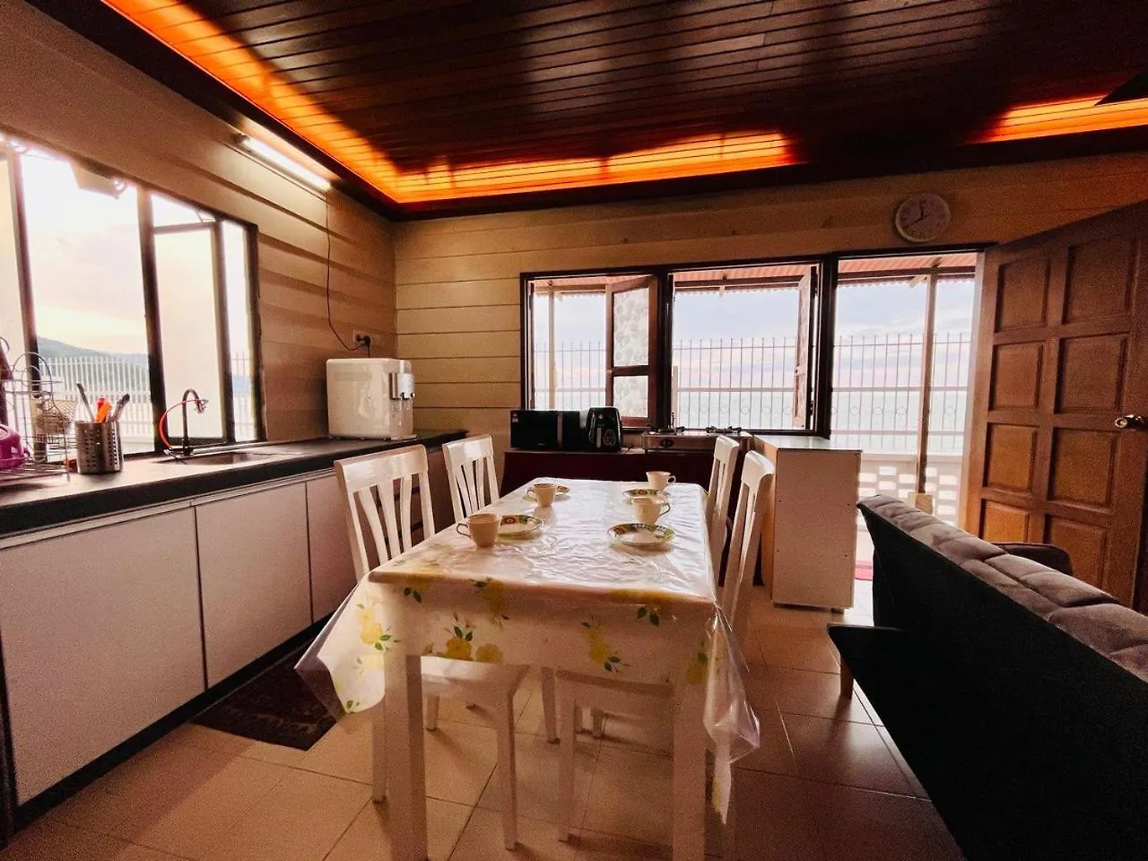Seaview Mini Chalet By Stayco - Direct Beach Access Tanjung Bungah  Malaysia