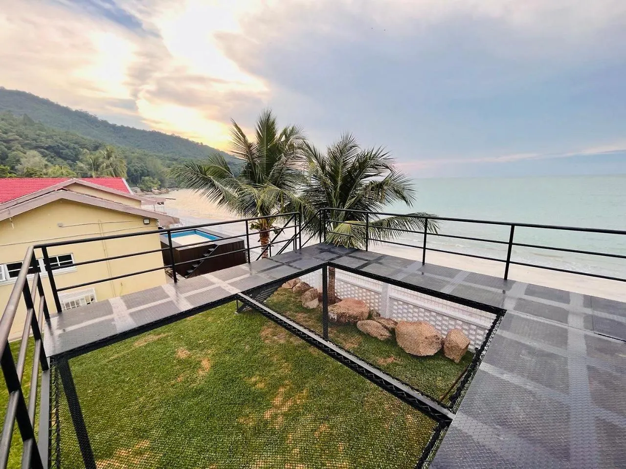 Seaview Mini Chalet By Stayco - Direct Beach Access Tanjung Bungah  0*, Tanjung Bungah (Penang)